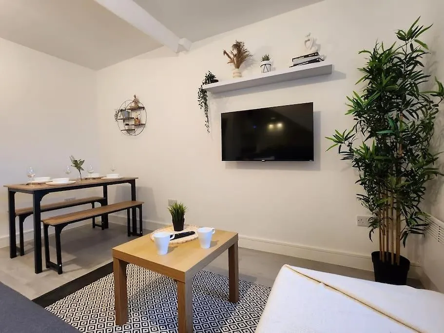 Supervalue Suite 7 - Fast Wifi, Hotel Linen, Keyless Entry, City Only 10 Mins - By Property Promise Cardiff Apartment