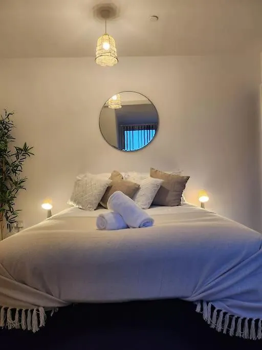 Supervalue Suite 7 - Fast Wifi, Hotel Linen, Keyless Entry, City Only 10 Mins - By Property Promise Cardiff 0*,