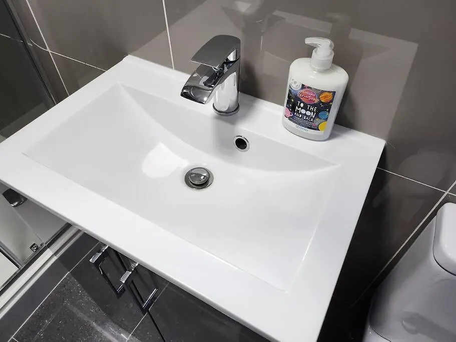 Supervalue Suite 7 - Fast Wifi, Hotel Linen, Keyless Entry, City Only 10 Mins - By Property Promise Cardiff