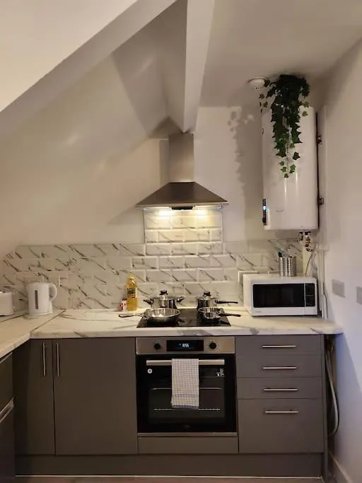 Supervalue Suite 7 - Fast Wifi, Hotel Linen, Keyless Entry, City Only 10 Mins - By Property Promise Cardiff